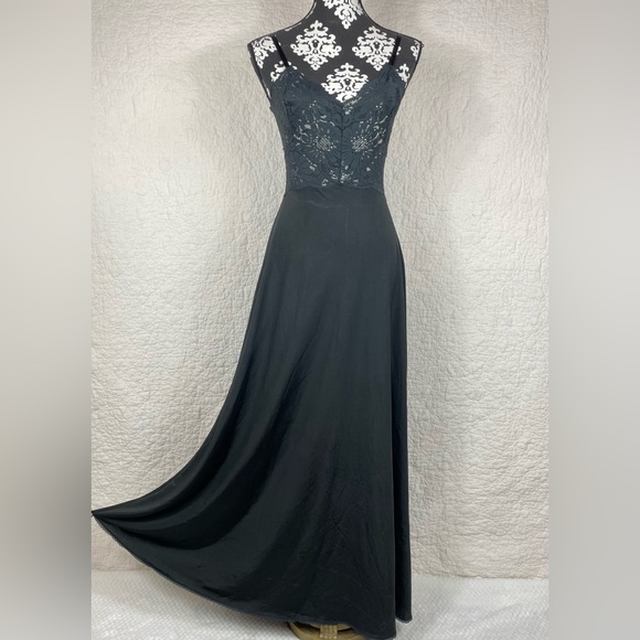 🔥Vintage Fernando Sanchez Silk Blend Nightgown Lace Bodice Full Length Sz S/M - Picture 2 of 14